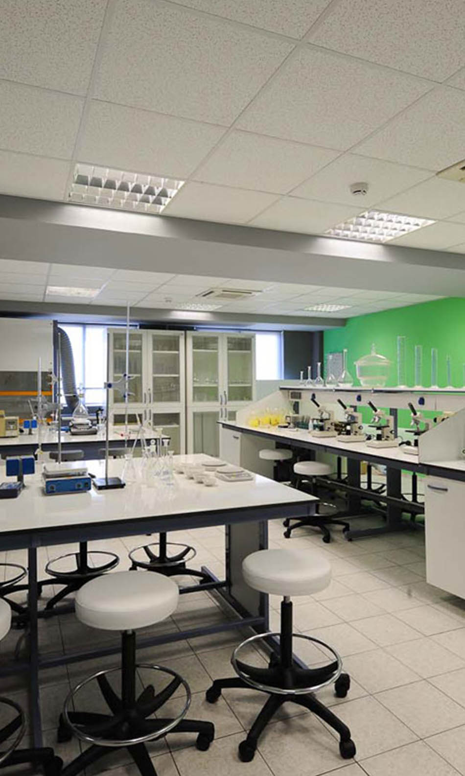 ΙΕΚ ΑΚΜΗ: Εργαστήριο Σχολής Μικροβιολογίας